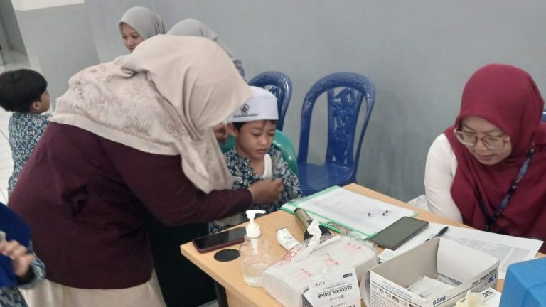 Imunisasi Campak dan HPV di SD Islam Sultan Agung 1 Bersama Puskesmas Poncol
